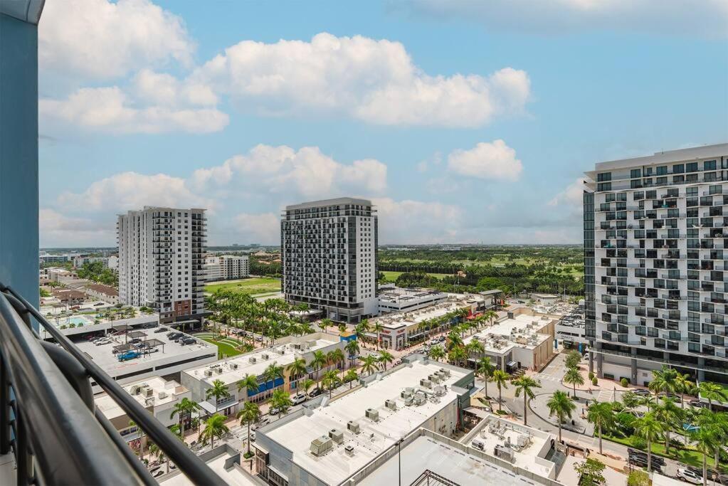 Wonderful 2 Bedroom In Downtown Doral Appartamento